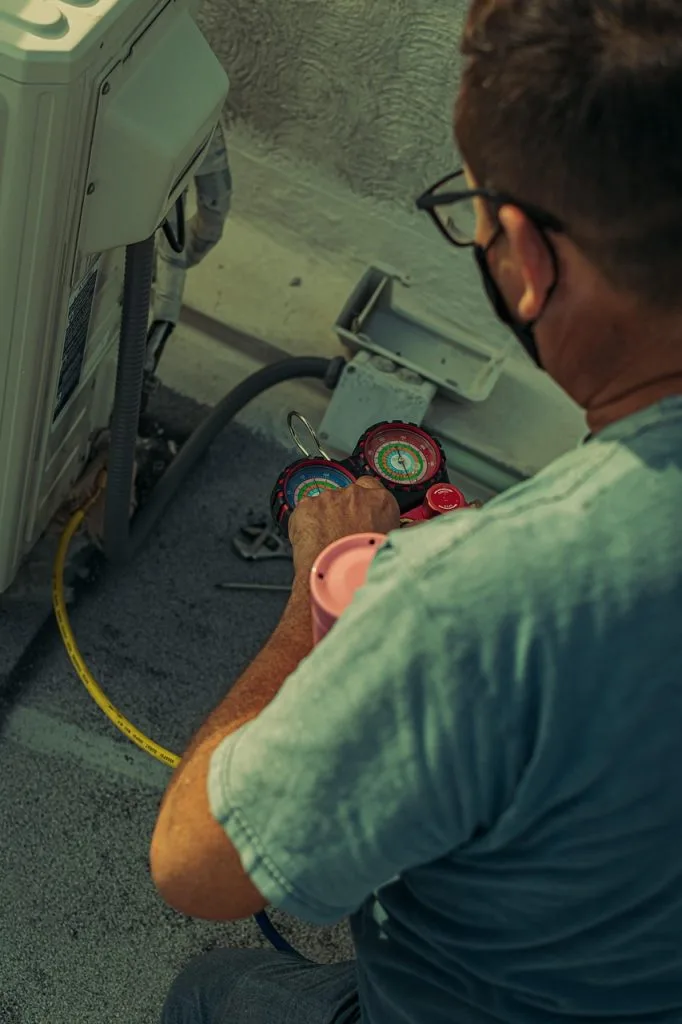 Técnico realizando mantenimiento de aire acondicionado